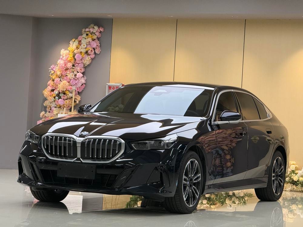 BMW 5-Series 2024 — фото автомобиля 1