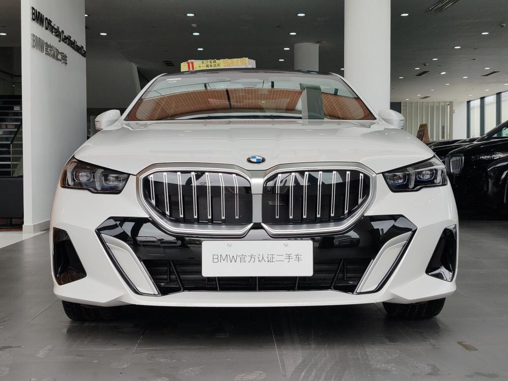 BMW 5-Series 2025 — фото автомобиля