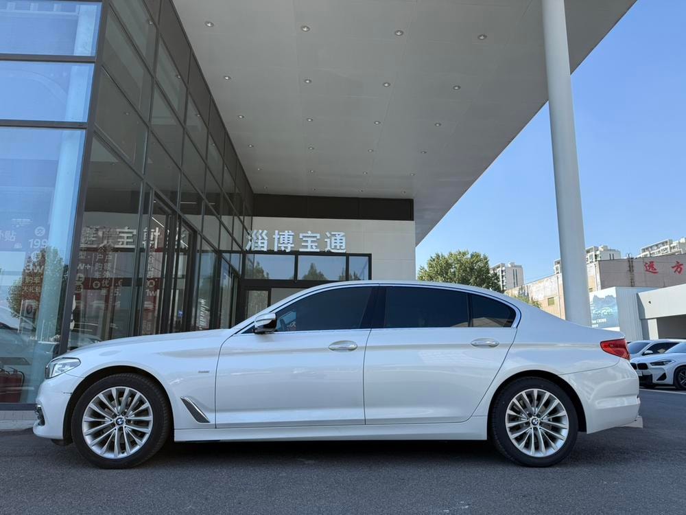 BMW 5-Series 2018 — фото автомобиля 1