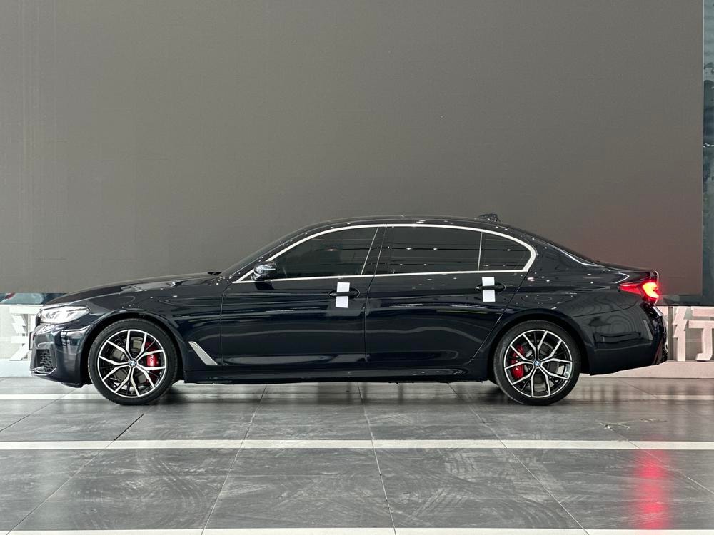 BMW 5-Series 2022 — фото автомобиля 1