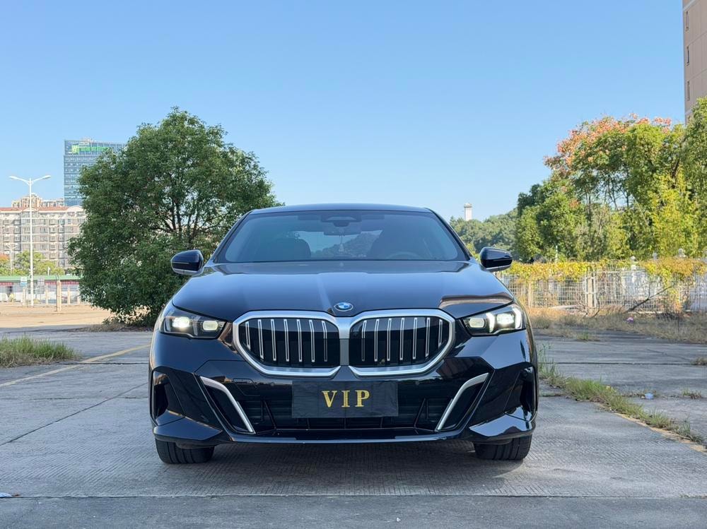 BMW 5-Series 2025 — фото автомобиля