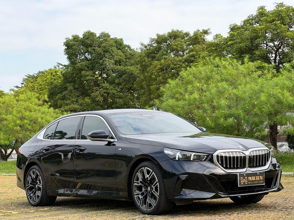 BMW 5-Series 2024 — фото автомобиля