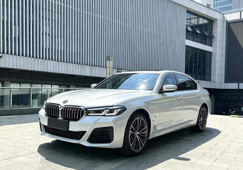 BMW 5-Series 2022 — фото автомобиля