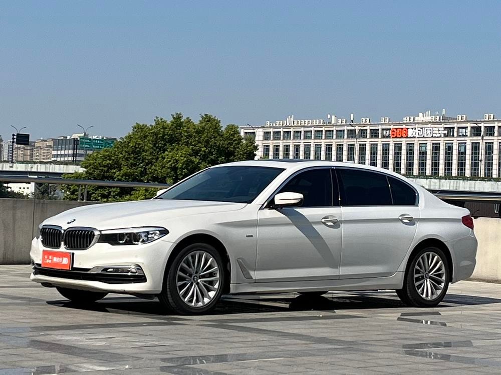 BMW 5-Series 2018 — фото автомобиля 1