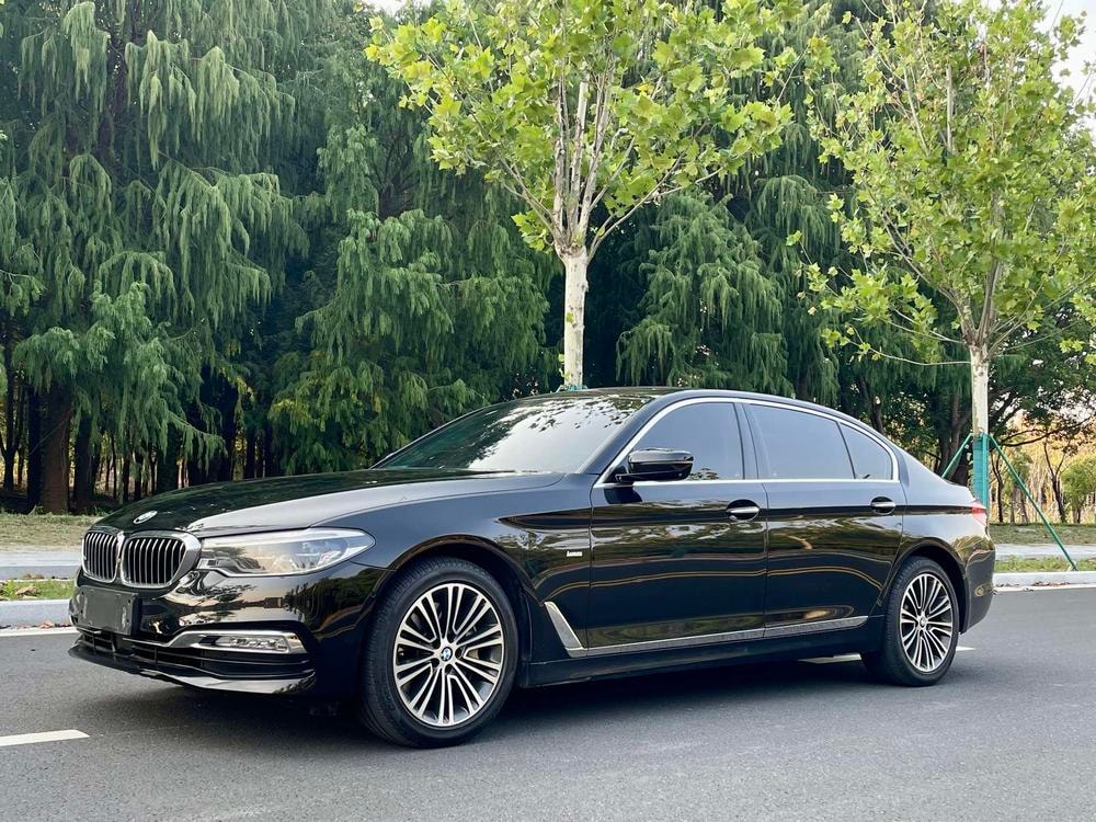 BMW 5-Series 2018 — фото автомобиля
