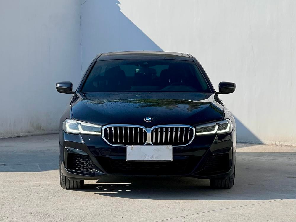 BMW 5-Series 2023 — фото автомобиля 1
