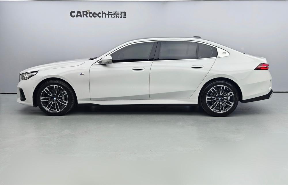 BMW 5-Series 2025 — фото автомобиля