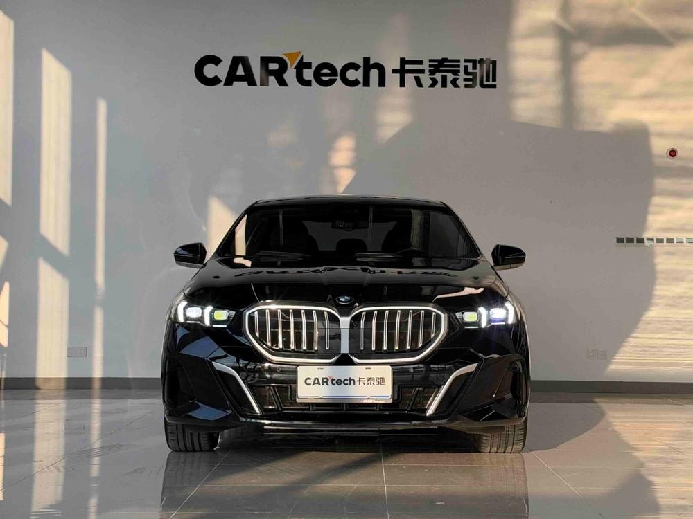 BMW 5-Series 2025 — фото автомобиля 1