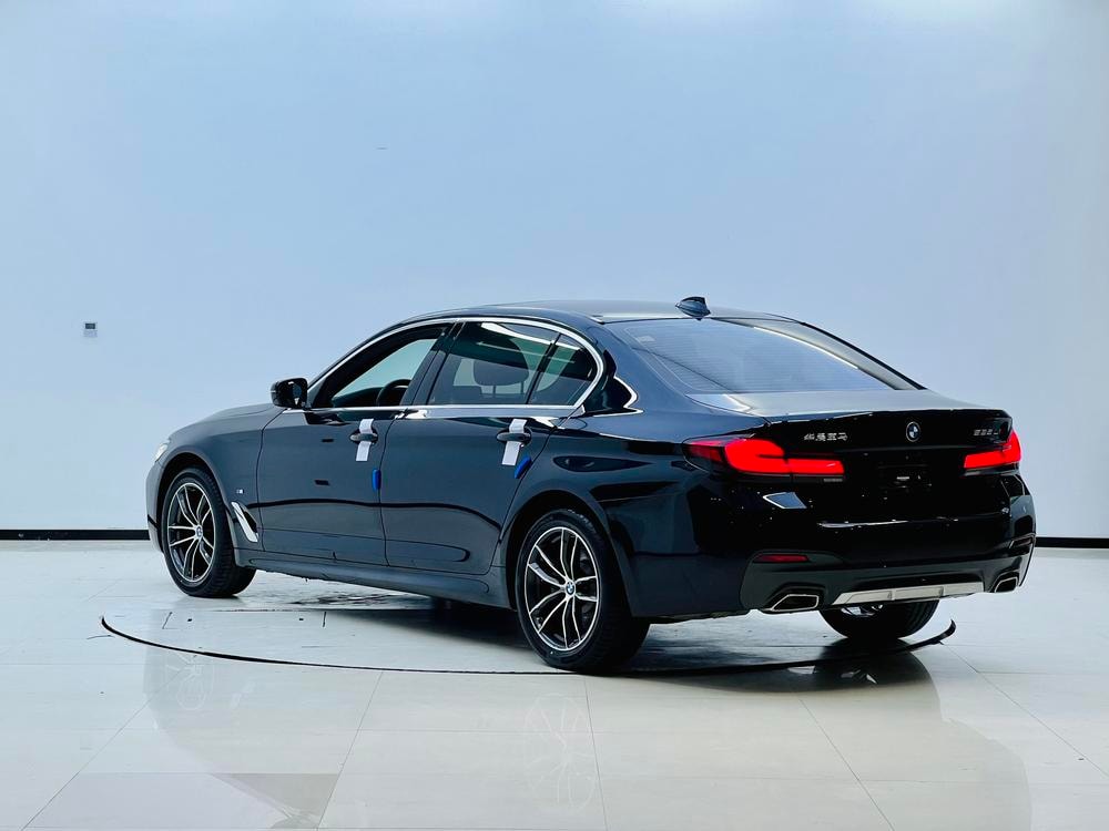 BMW 5-Series 2022 — фото автомобиля 1