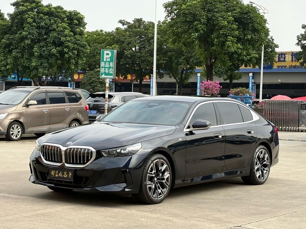 BMW 5-Series 2025 — фото автомобиля 1