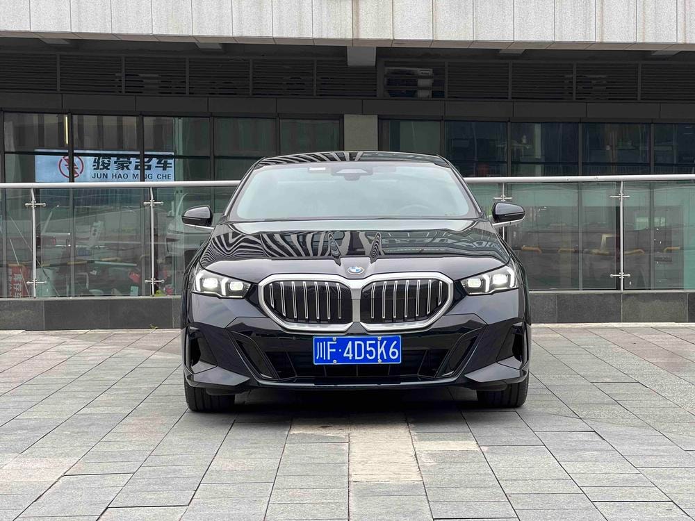 BMW 5-Series 2025 — фото автомобиля 1
