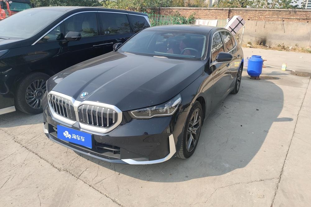 BMW 5-Series 2024 — фото автомобиля 1