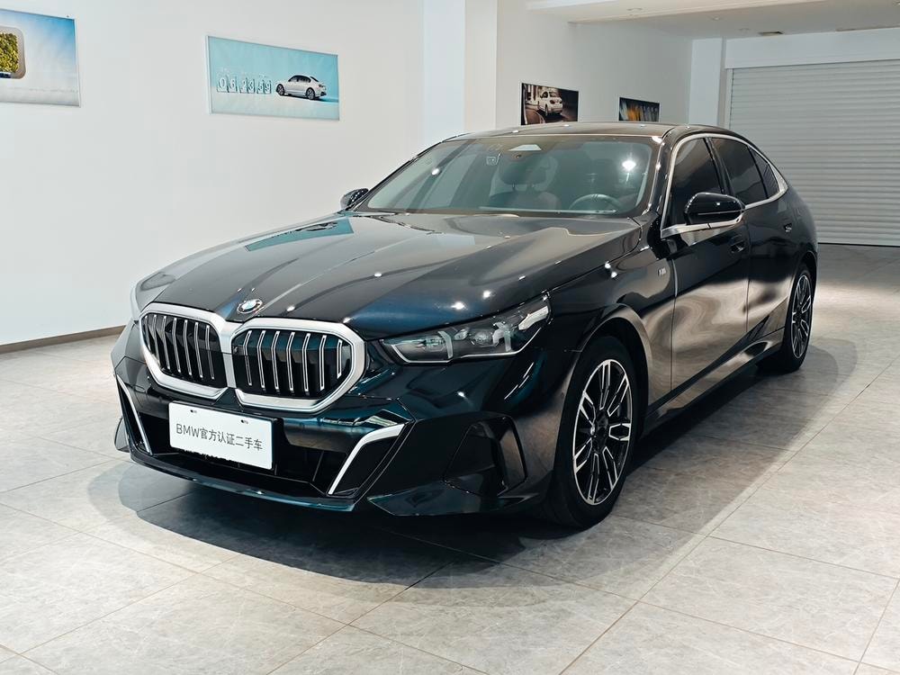 BMW 5-Series 2024 — фото автомобиля