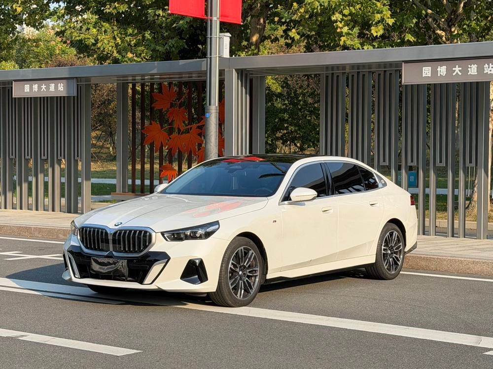 BMW 5-Series 2025 — фото автомобиля