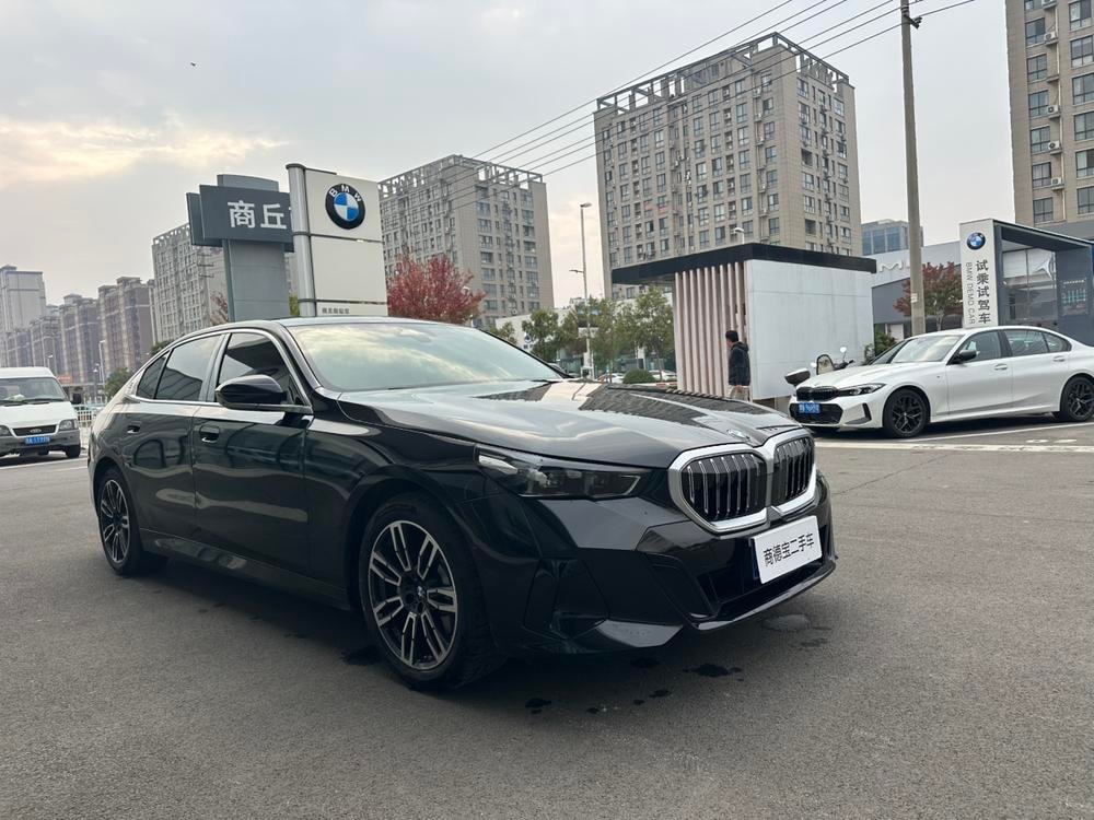 BMW 5-Series 2026 — фото автомобиля 1