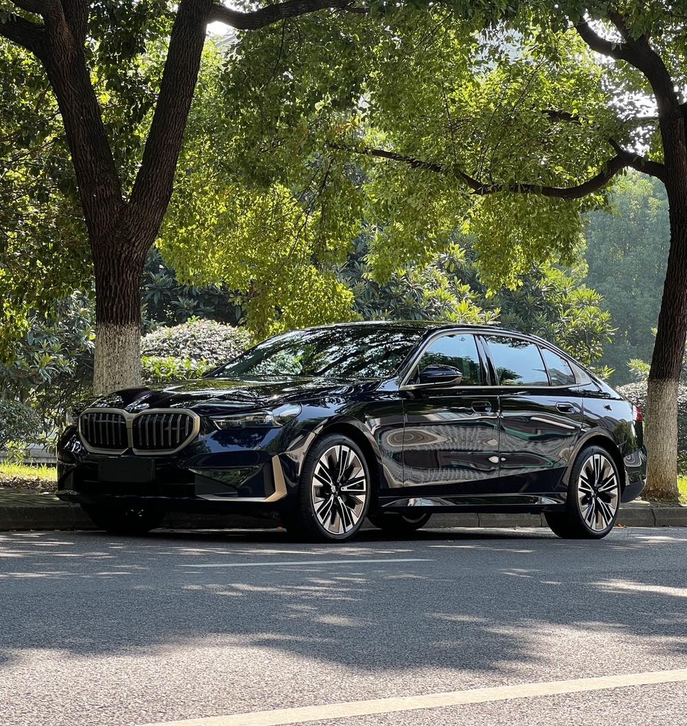 BMW 5-Series 2025 — фото автомобиля 1