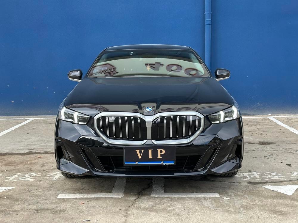 BMW 5-Series 2025 — фото автомобиля 1