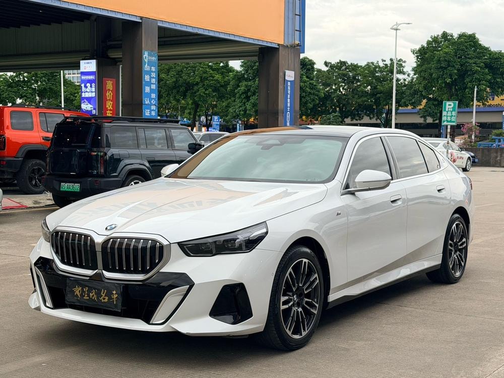BMW 5-Series 2024 — фото автомобиля
