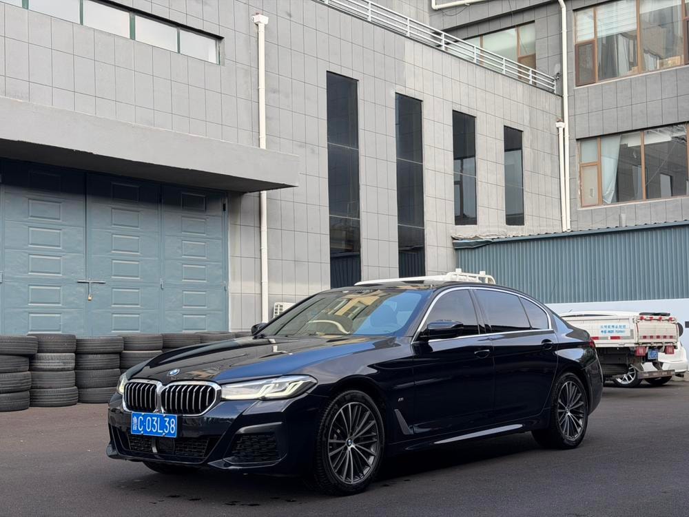 BMW 5-Series 2022 — фото автомобиля