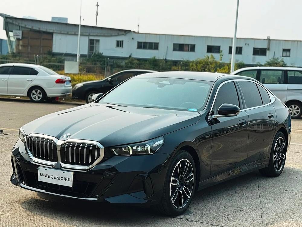 BMW 5-Series 2025 — фото автомобиля