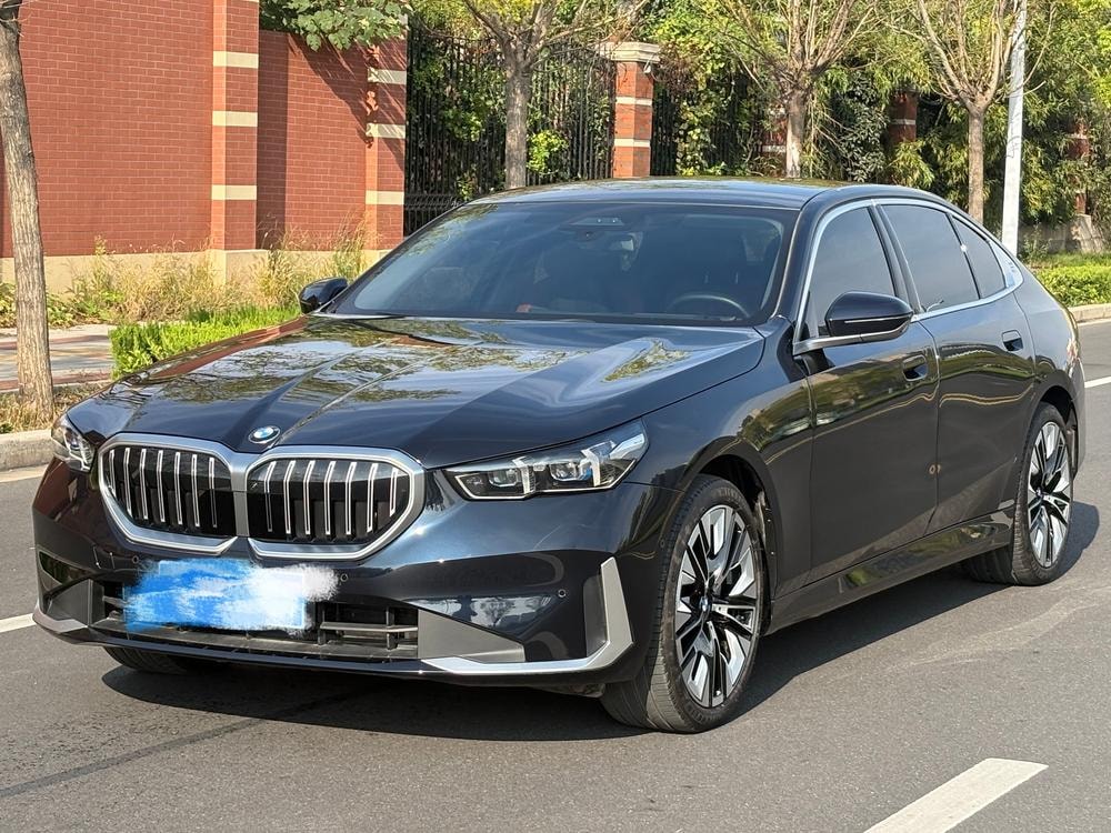 BMW 5-Series 2024 — фото автомобиля