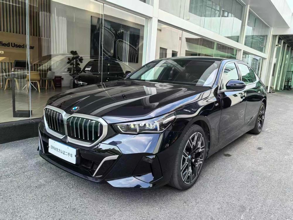 BMW 5-Series 2025 — фото автомобиля
