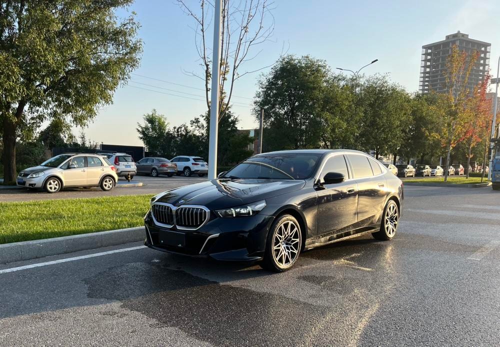 BMW 5-Series 2024 — фото автомобиля