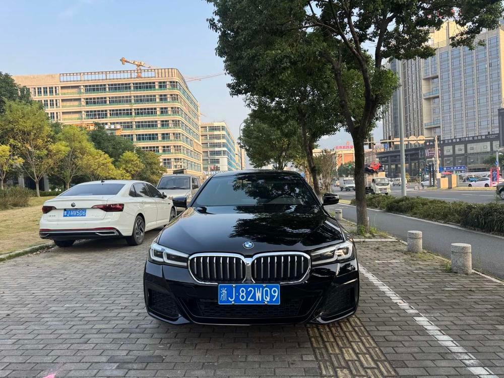 BMW 5-Series 2022 — фото автомобиля