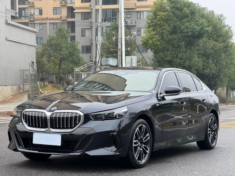 BMW 5-Series 2025 — фото автомобиля