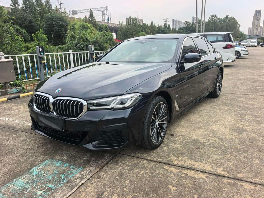 BMW 5-Series 2023 — фото автомобиля