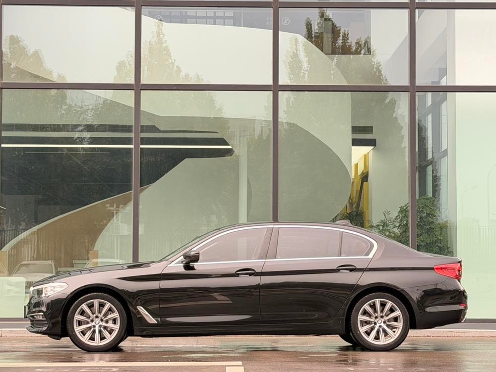 BMW 5-Series 2018 — фото автомобиля
