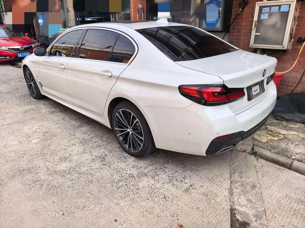 BMW 5-Series 2023 — фото автомобиля