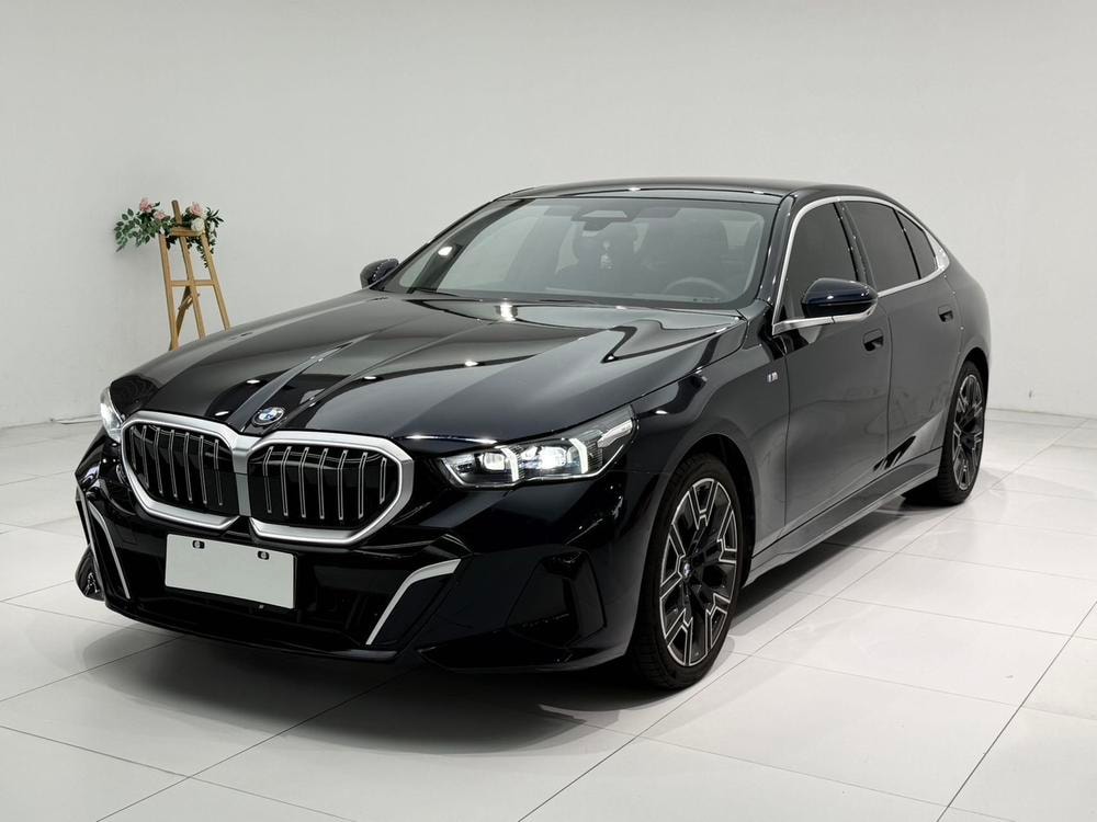 BMW 5-Series 2024 — фото автомобиля