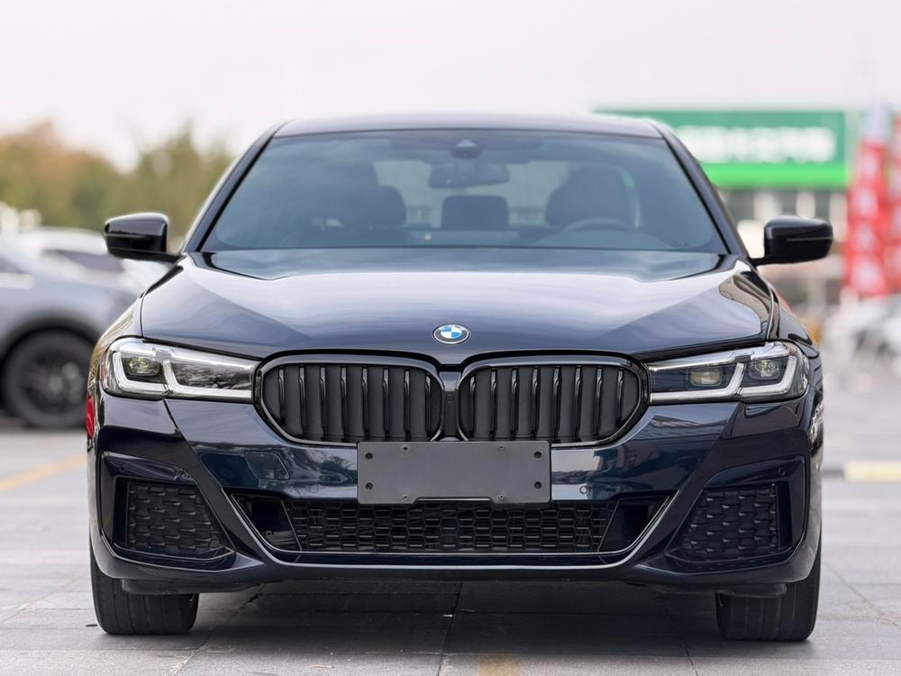 BMW 5-Series 2022 — фото автомобиля