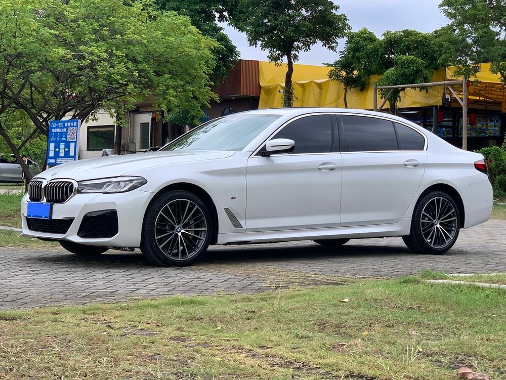 BMW 5-Series 2023 — фото автомобиля