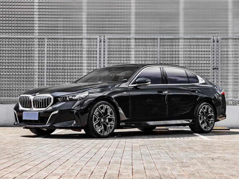 BMW 5-Series 2025 — фото автомобиля