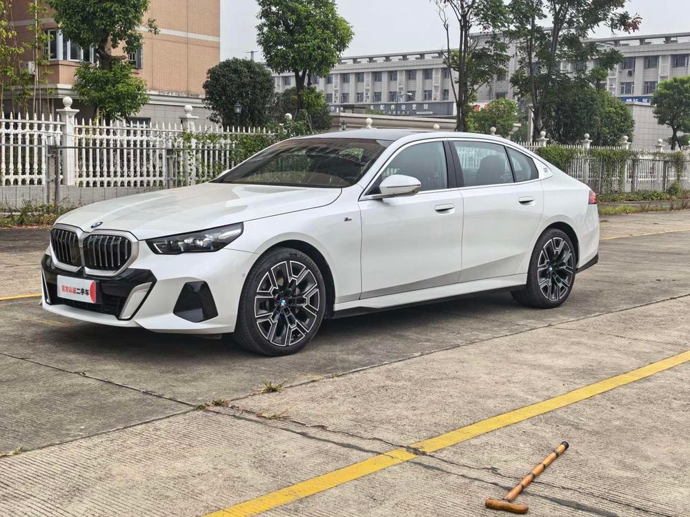 BMW 5-Series 2025 — фото автомобиля