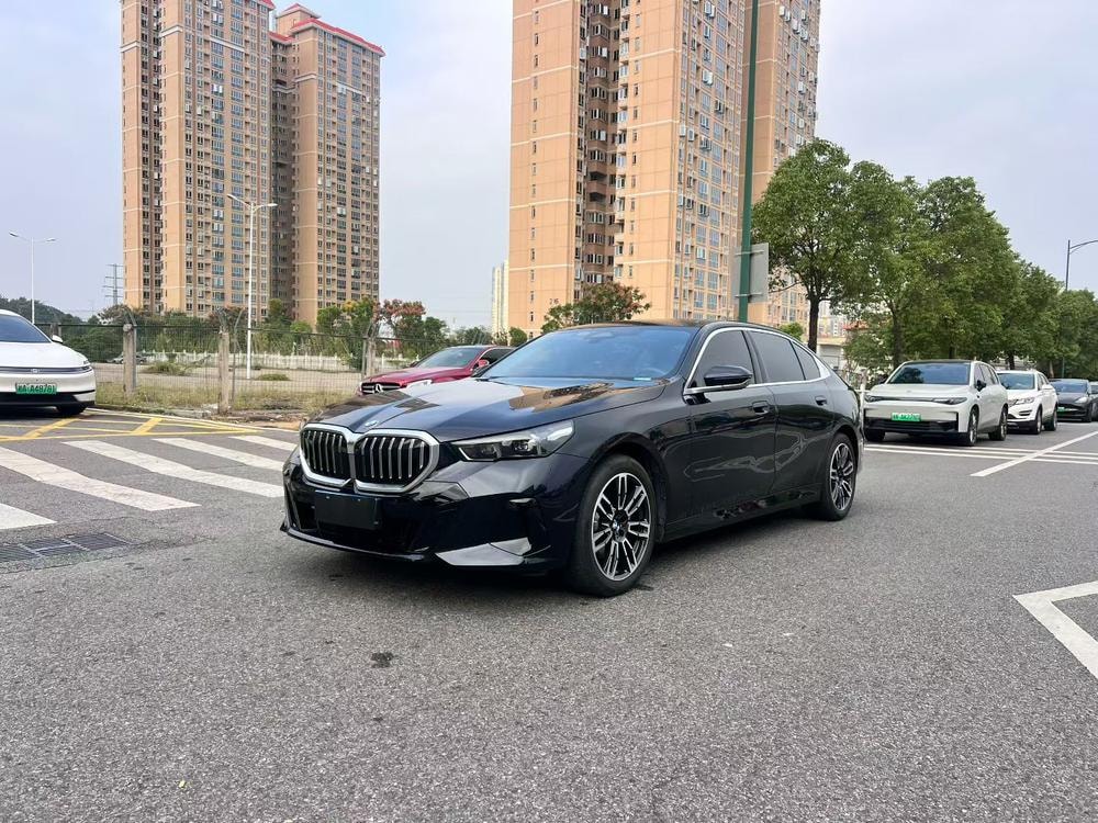 BMW 5-Series 2025 — фото автомобиля