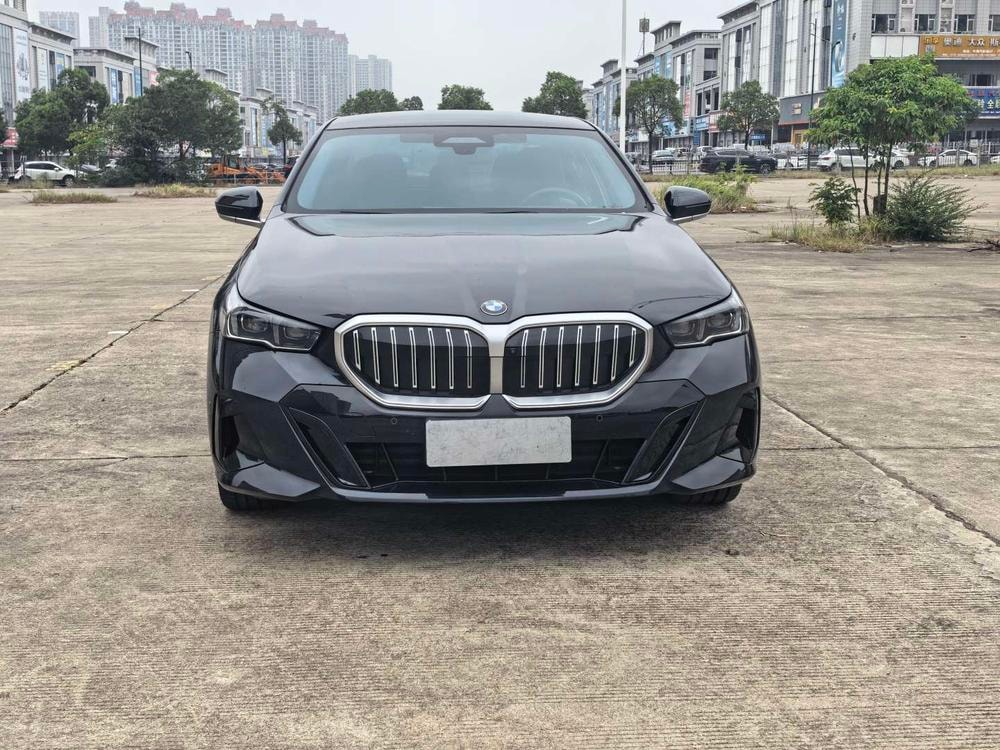 BMW 5-Series 2025 — фото автомобиля