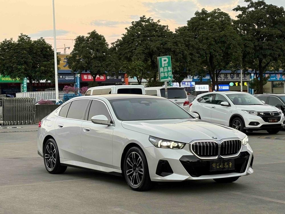 BMW 5-Series 2026 — фото автомобиля