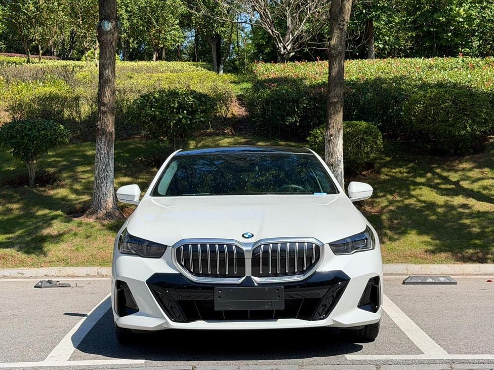 BMW 5-Series 2025 — фото автомобиля