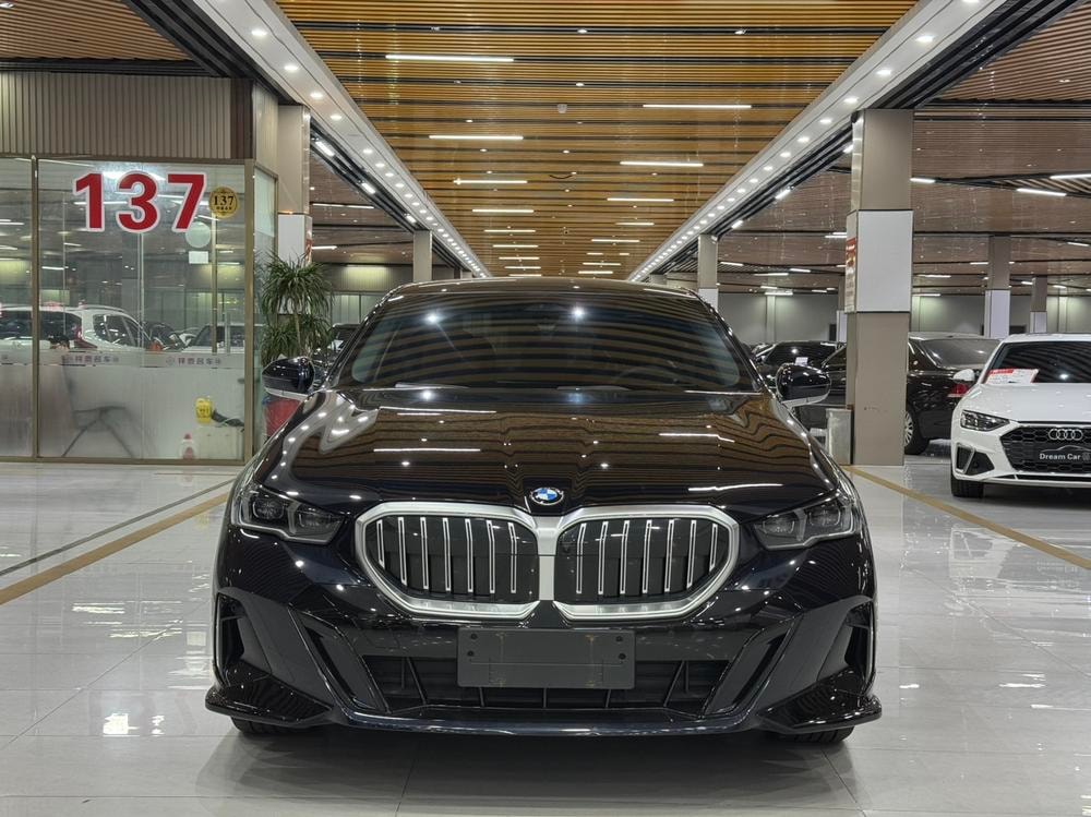 BMW 5-Series 2024 — фото автомобиля