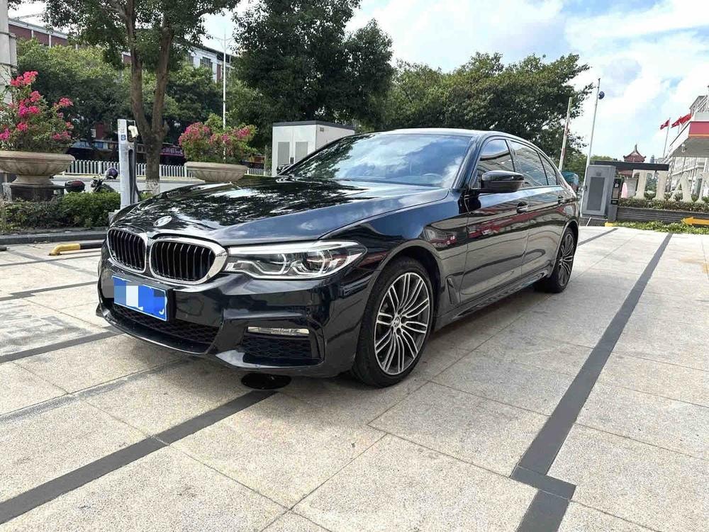 BMW 5-Series 2018 — фото автомобиля