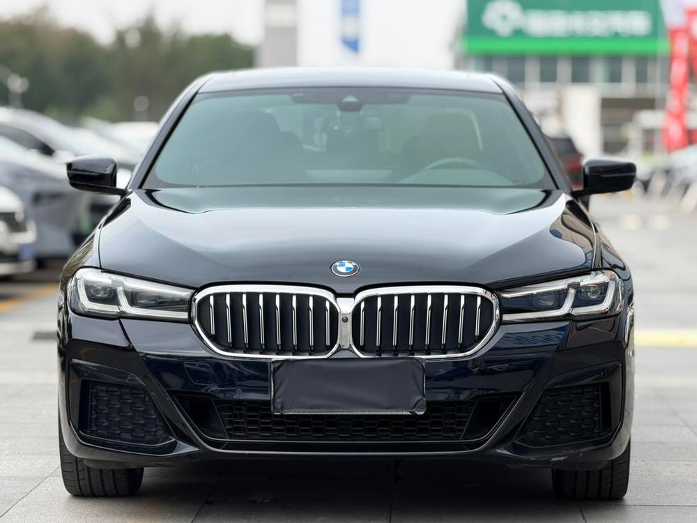 BMW 5-Series 2022 — фото автомобиля
