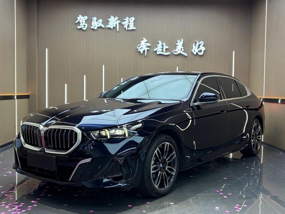 BMW 5-Series 2024 — фото автомобиля