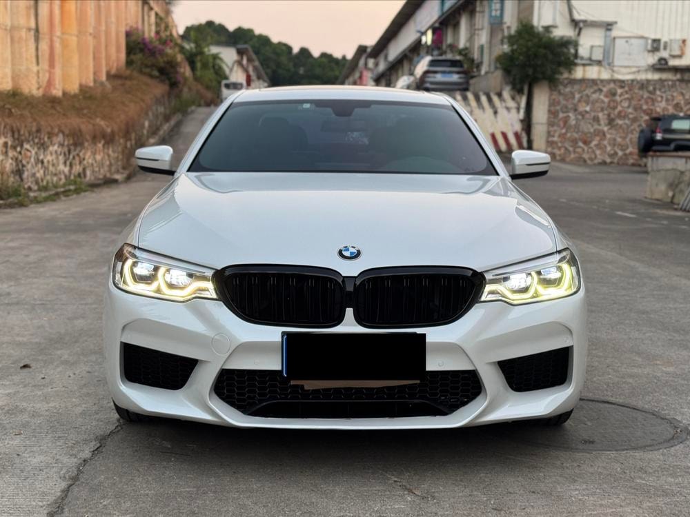 BMW 5-Series 2018 — фото автомобиля
