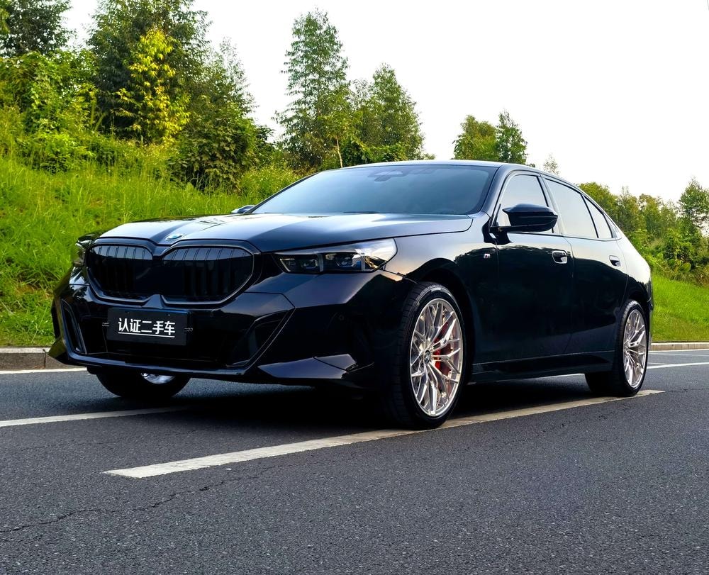 BMW 5-Series 2025 — фото автомобиля
