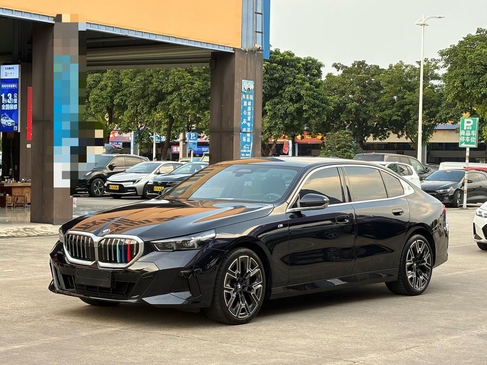 BMW 5-Series 2024 — фото автомобиля