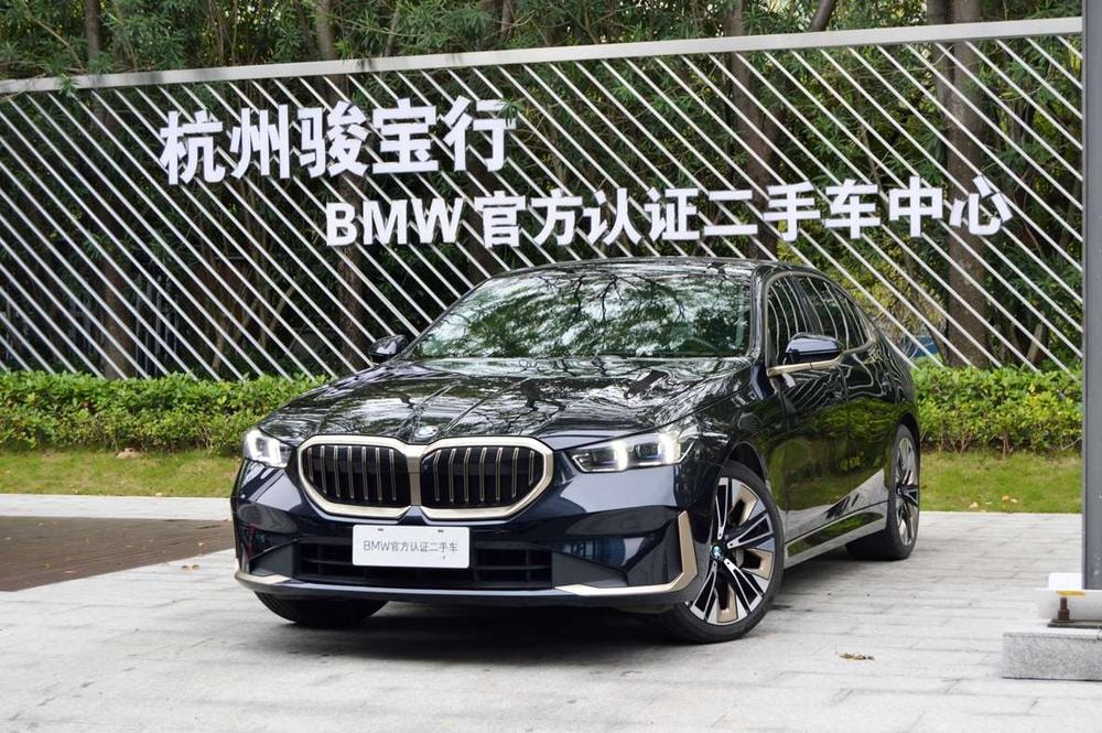 BMW 5-Series 2024 — фото автомобиля 1