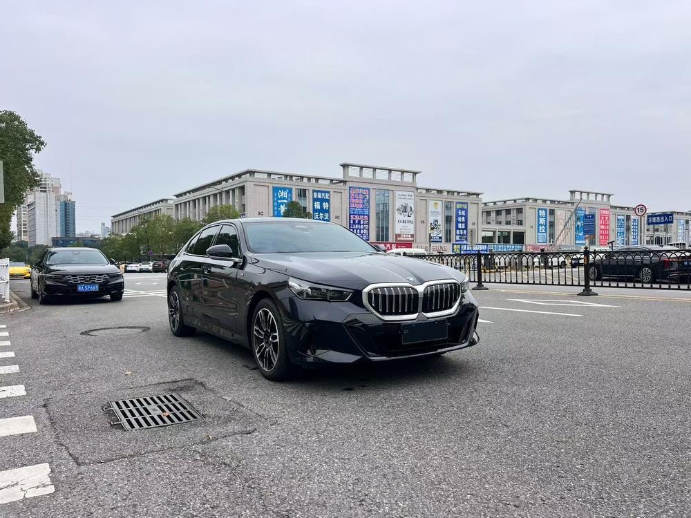 BMW 5-Series 2025 — фото автомобиля